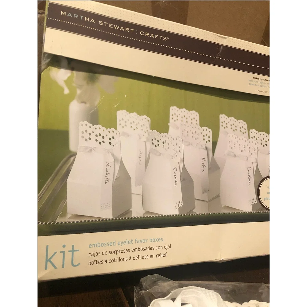 NWT MARTHA STEWART Crafts White Embossed Favor Boxes Kit of 8 Party Favor Shower